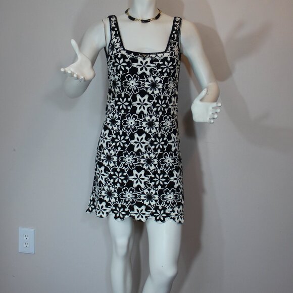 NWT Desigual Daisies Black Retro Short Crochet lined sleveless Dress size small - Picture 3 of 9